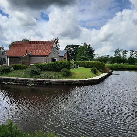 Waterhuis Friesland Oudwoude Buitenkant foto