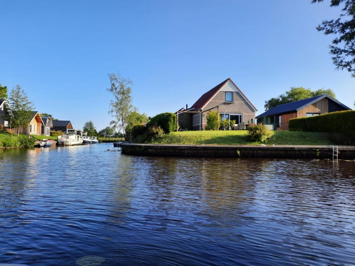 Waterhuis Friesland Oudwoude Buitenkant foto