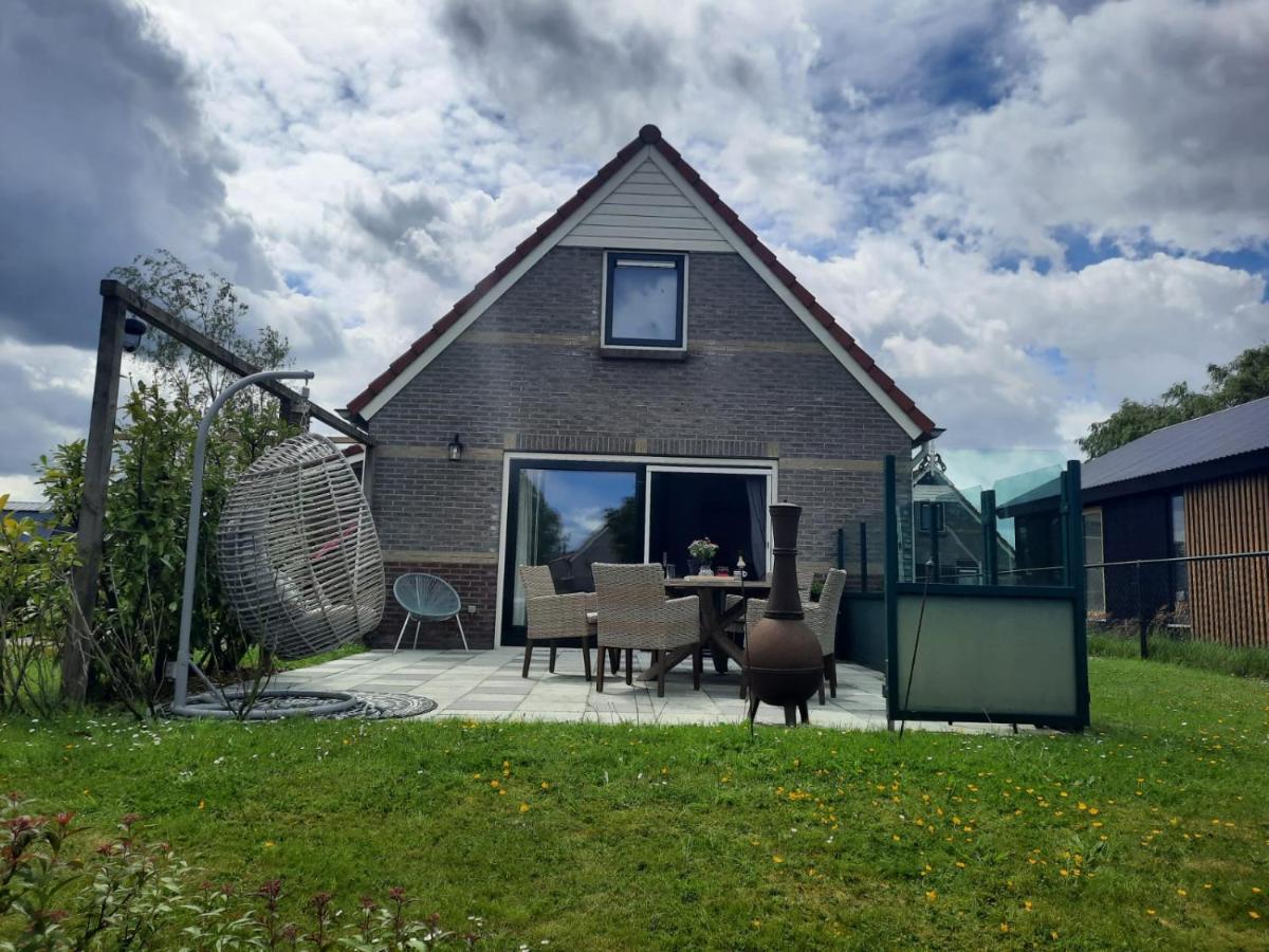 Waterhuis Friesland Oudwoude Buitenkant foto