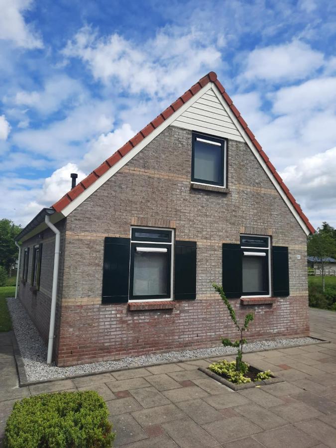 Waterhuis Friesland Oudwoude Buitenkant foto