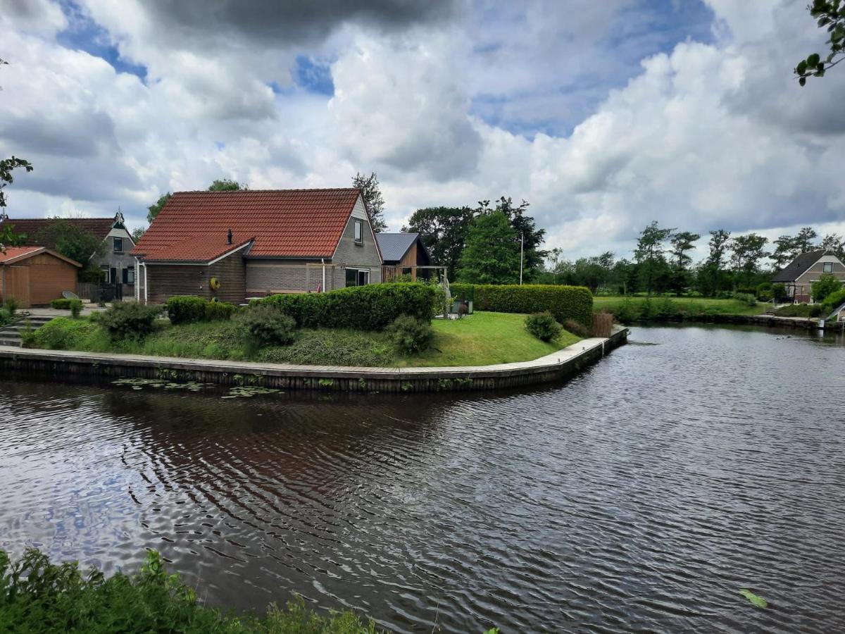 Waterhuis Friesland Oudwoude Buitenkant foto