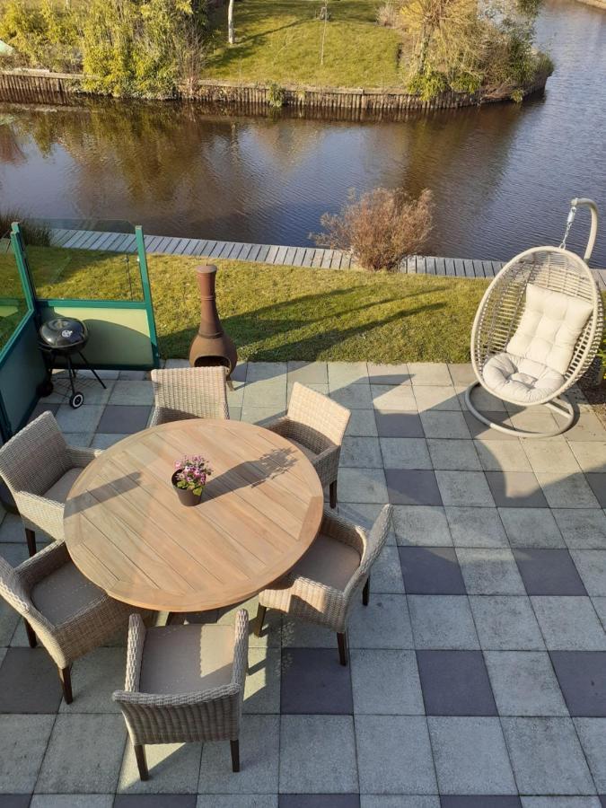 Waterhuis Friesland Oudwoude Buitenkant foto