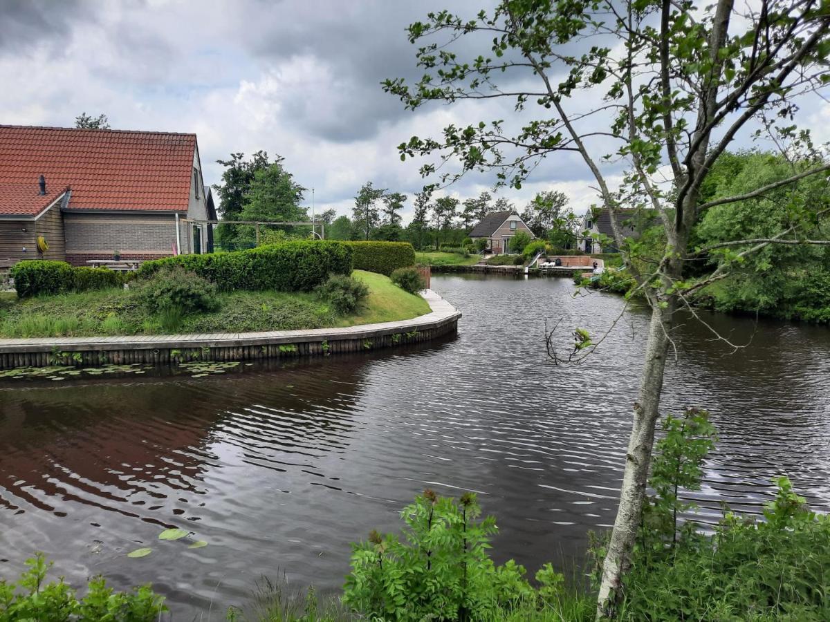 Waterhuis Friesland Oudwoude Buitenkant foto
