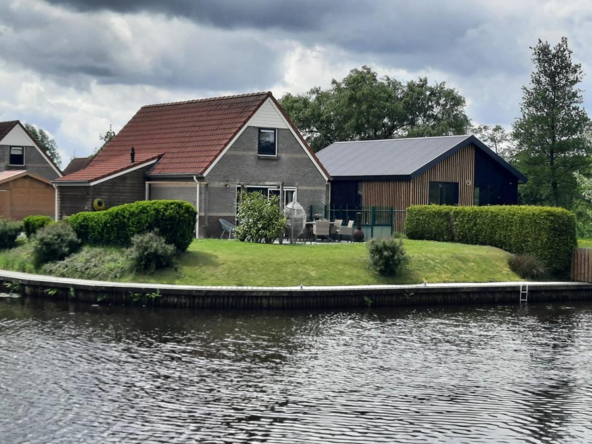 Waterhuis Friesland Oudwoude Buitenkant foto