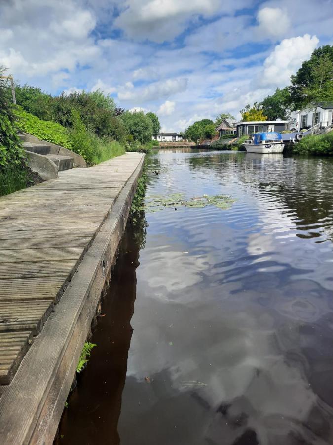 Waterhuis Friesland Oudwoude Buitenkant foto