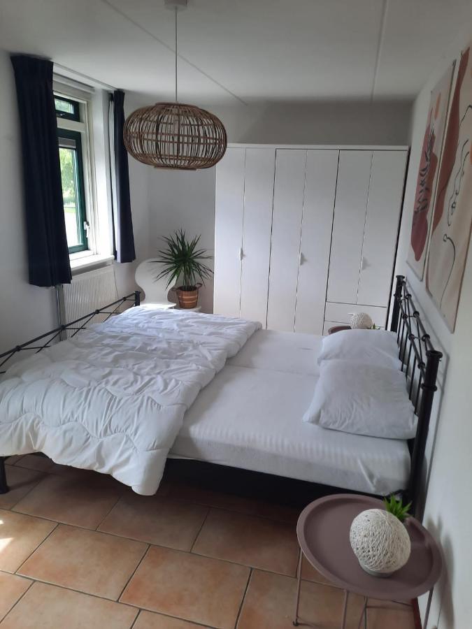 Waterhuis Friesland Oudwoude Buitenkant foto