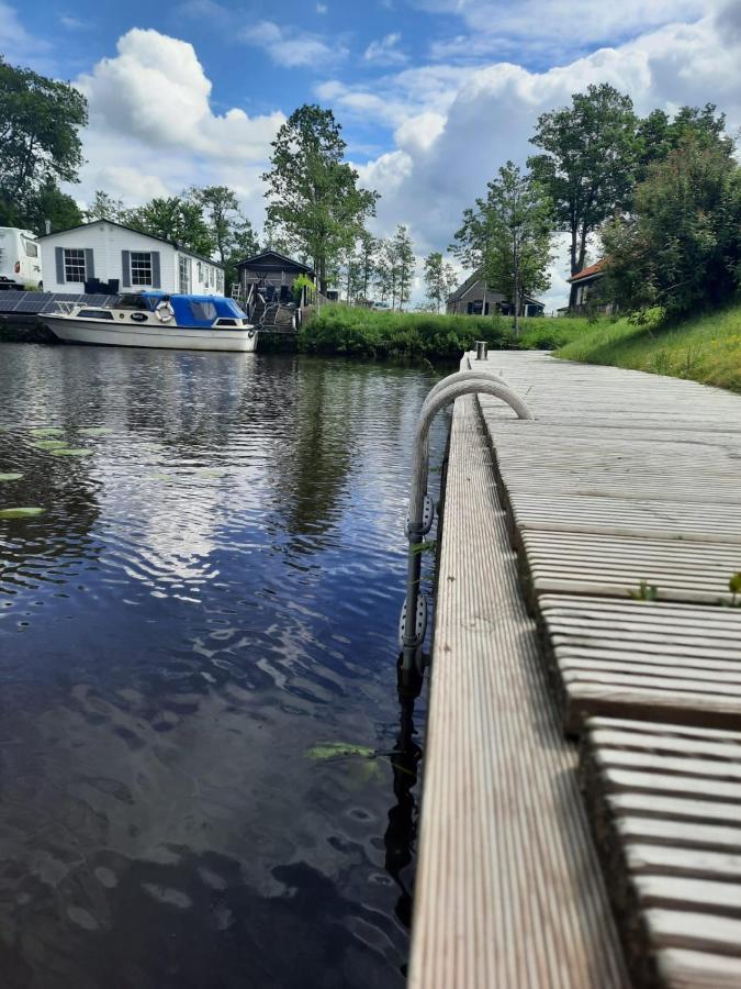 Waterhuis Friesland Oudwoude Buitenkant foto
