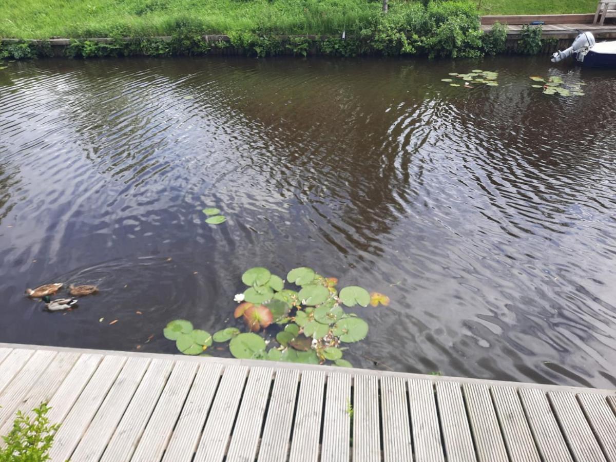 Waterhuis Friesland Oudwoude Buitenkant foto