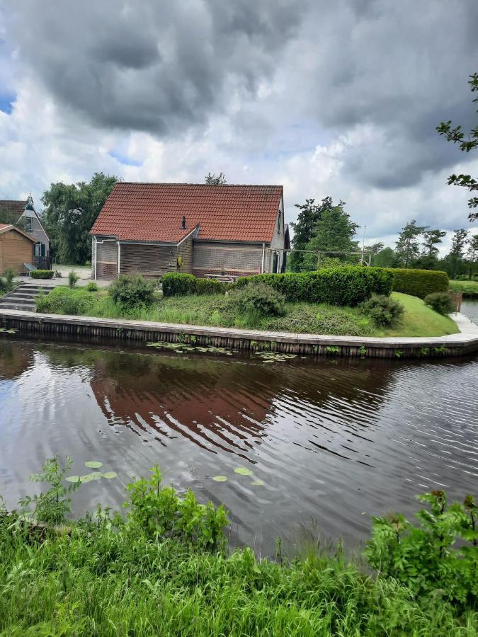Waterhuis Friesland Oudwoude Buitenkant foto