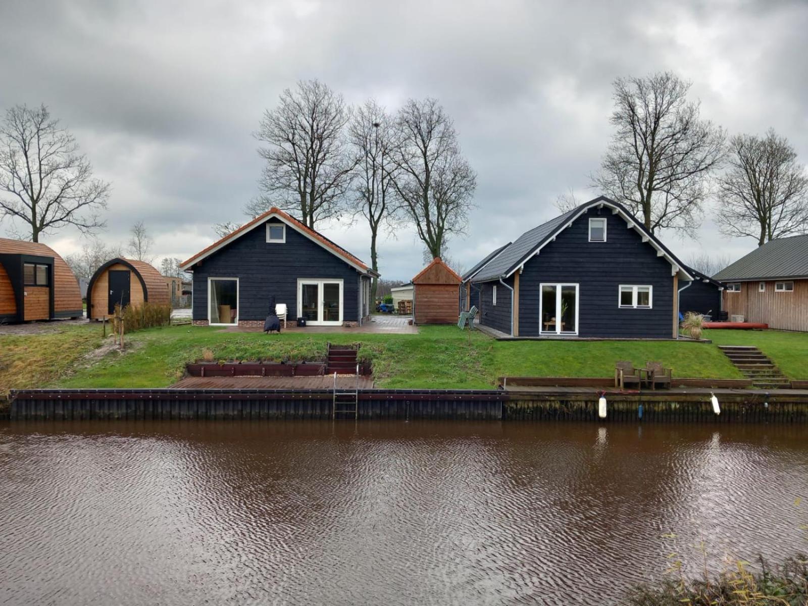 Waterhuis Friesland Oudwoude Buitenkant foto